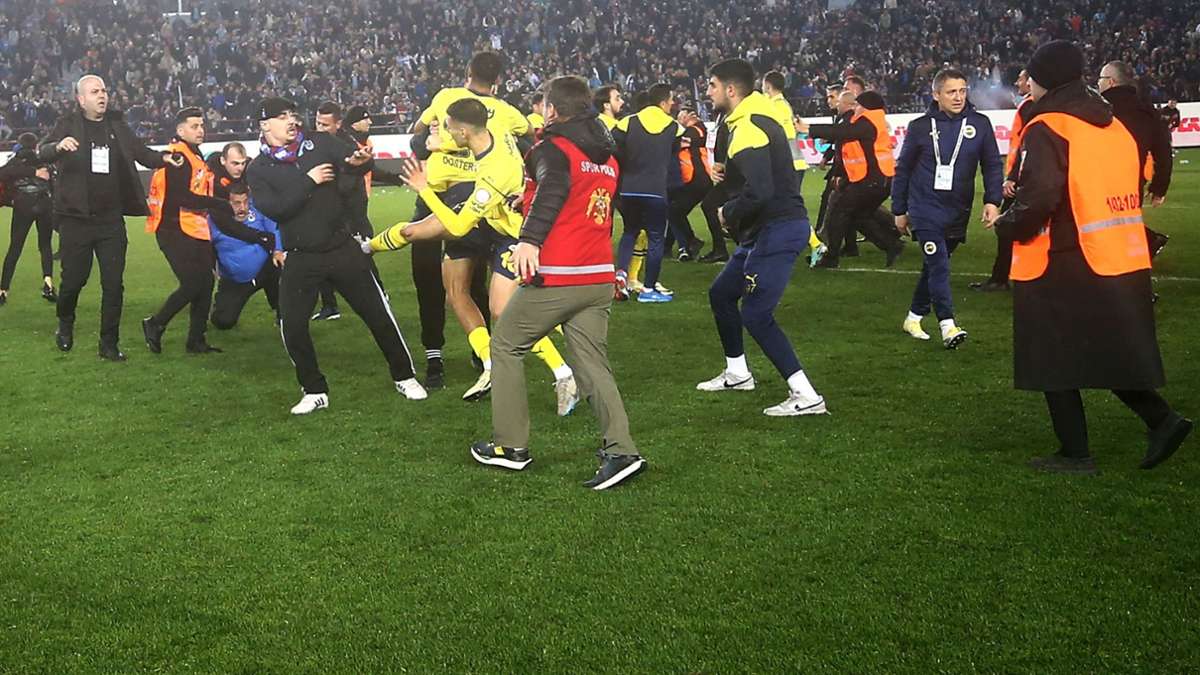 Skandal in der türkischen Liga: Trabzonspor-Fans stürmen Feld und greifen Spieler an