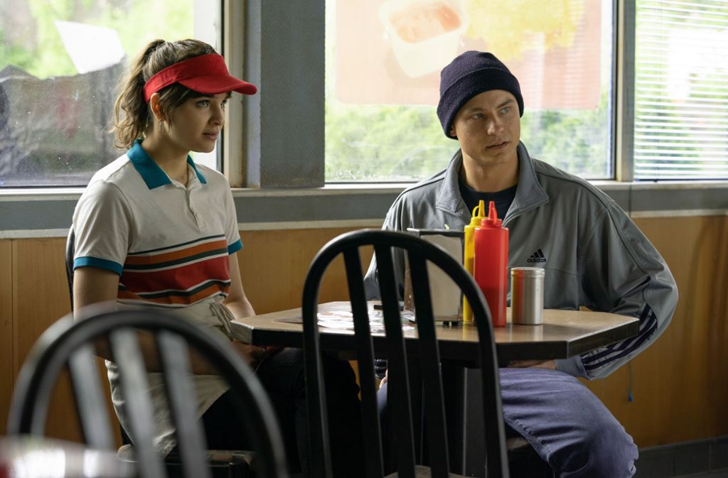 Im Burgerladen lernen sich Isi (Lisa Vicari) und Ossi (Dennis Mojen) kennen.