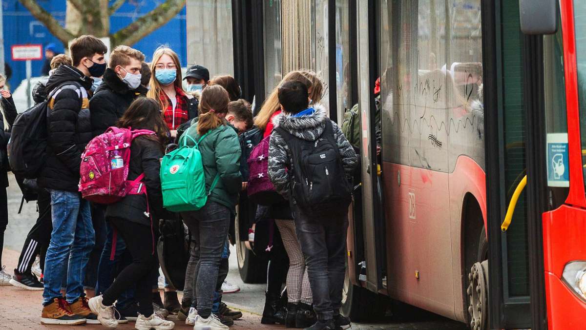 Überfüllte Schulbusse im Raum Böblingen: Eltern fordern Landkreis zum Handeln auf
