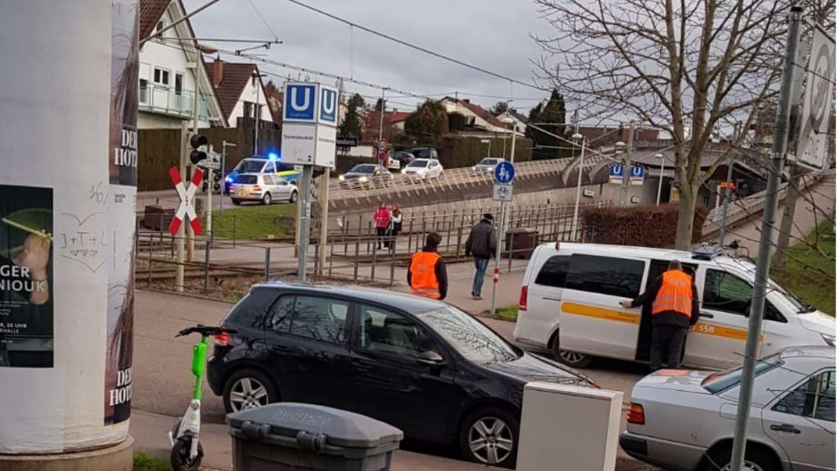 Unfall in Stuttgart-Bad Cannstatt: Stadtbahn erfasst Fußgänger –  44-Jähriger schwer verletzt