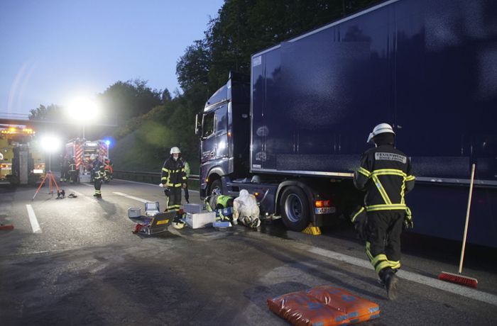 Fünfmal  Lkw-Schaden und 100 Liter Diesel auf der A 8 bei Sindelfingen