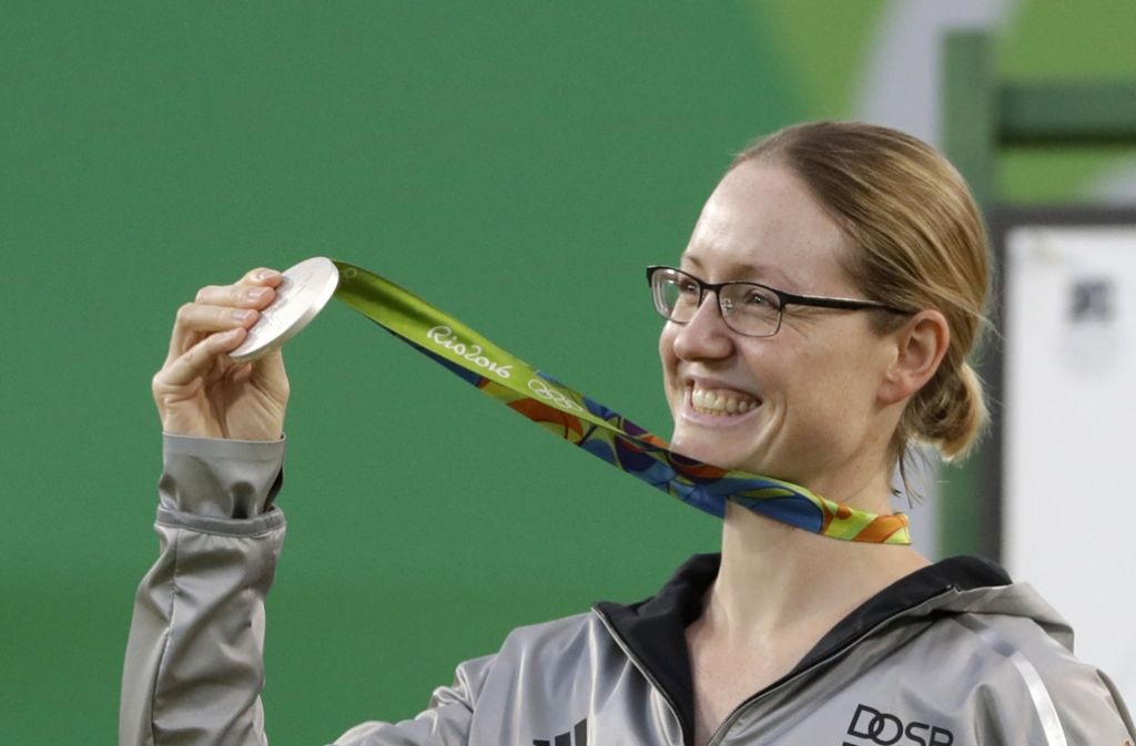 Strahlende Silbermedaillen-Gewinnerin: Lisa Unruh hat bei Olympia den deutschen Bogenschützen ihren größten Einzel-Erfolg beschert. Denn noch nie gab es eine Einzelmedaille – und dann wurde es gleich die silberne Medaille.