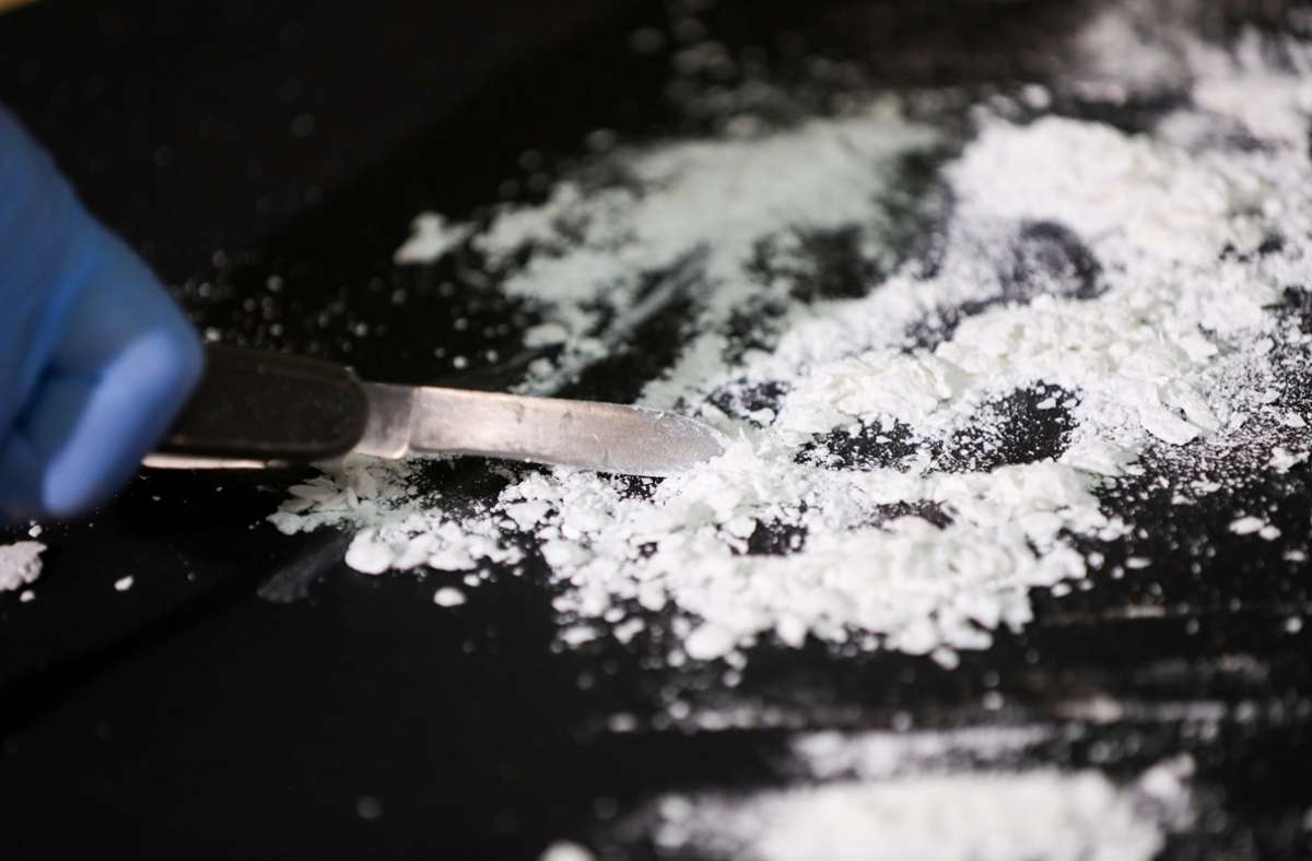 Bei einem der Verdächtigen fanden die Ermittler rund vier Gramm Kokain (Symbolbild). Foto: dpa/Christian Charisius