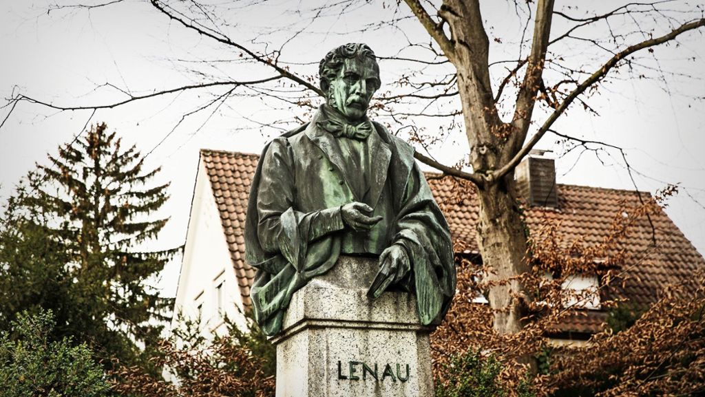 Denkmäler zu Esslinger  Dichter: Dreimal Nikolaus Lenau auf dem Sockel