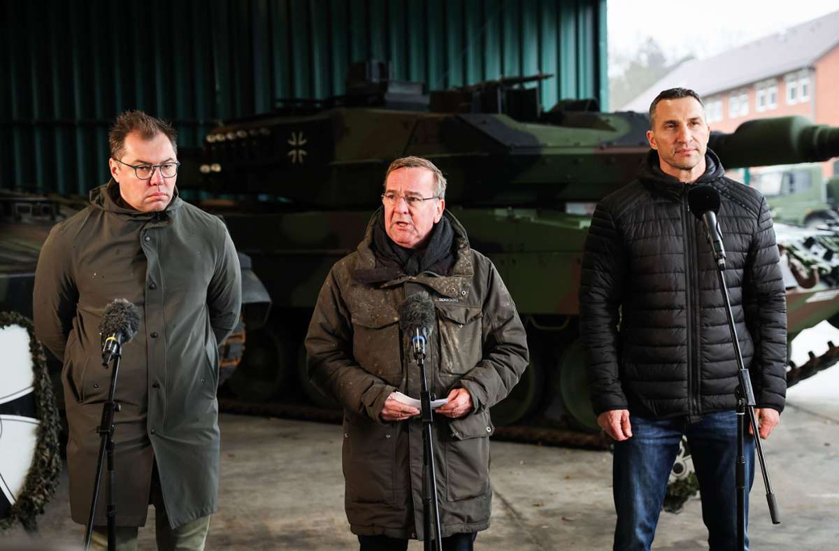 Boris Pistorius (Mitte), Oleksij Makejew (l.) und Wladimir Klitschko bei ihrem Truppenbesuch in Munster Foto: dpa/Christian Charisius