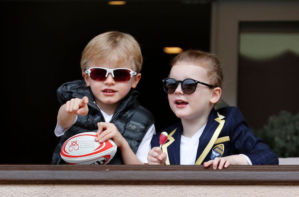 Sonnenbrillen auf der Nase: Prinz Jacques und Prinzessin Gabriella von Monaco. Foto: AFP
