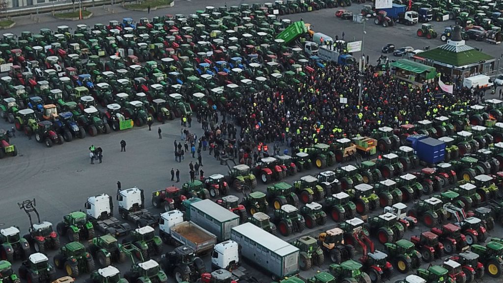 Bauernprotest in Stuttgart: Mehr als 1000 Traktoren bringen den Verkehr zum Erliegen