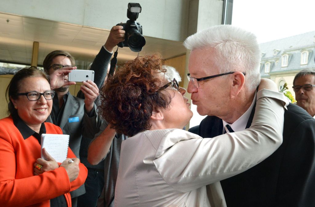 Winfried Kretschmann erhielt nach seiner Wahl zum Ministerpräsidenten von seiner Frau Gerlinde ein Küsschen. Das Paar ist seit 1975 verheiratet.