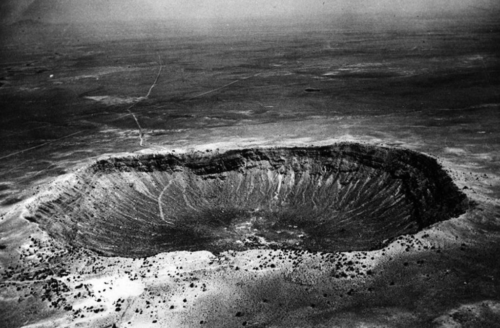 Vor 50 000 Jahren: Der Barringer-Krater bei Winslow (US-Bundesstaat Arizona) ist 1,2 Kilometer im Durchmesser und 170 Meter tief. Der Verursacher dieses Riesenlochs war ein vergleichsweise kleiner Meteor.