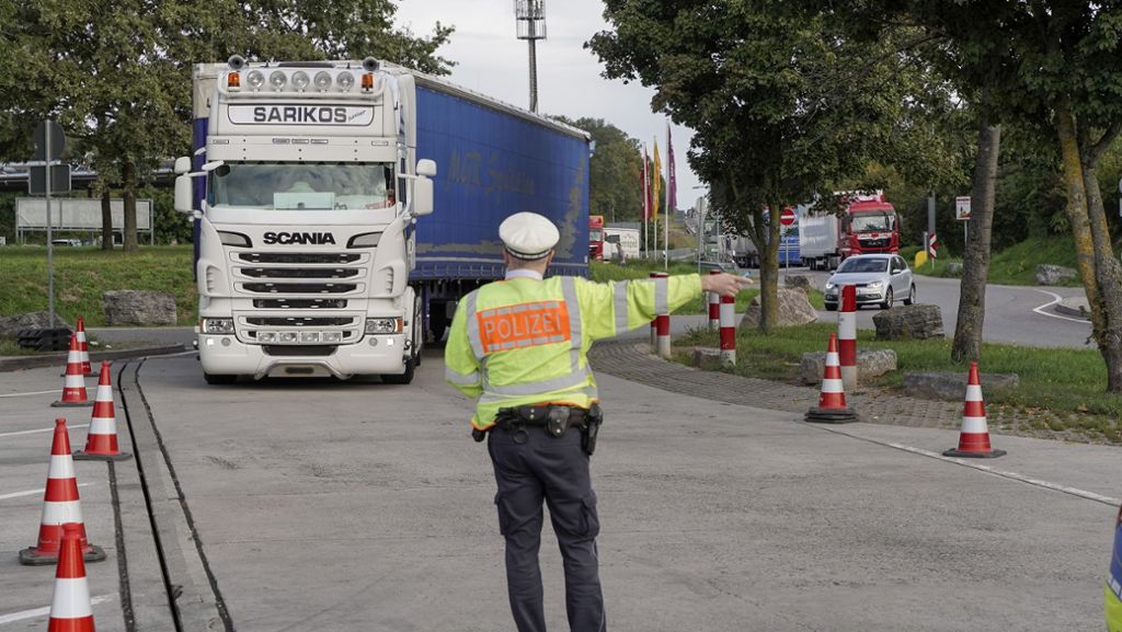 Verkehrskontrolle am Sindelfinger Wald: Polizei  stoppt zu dicht auffahrende Brummifahrer