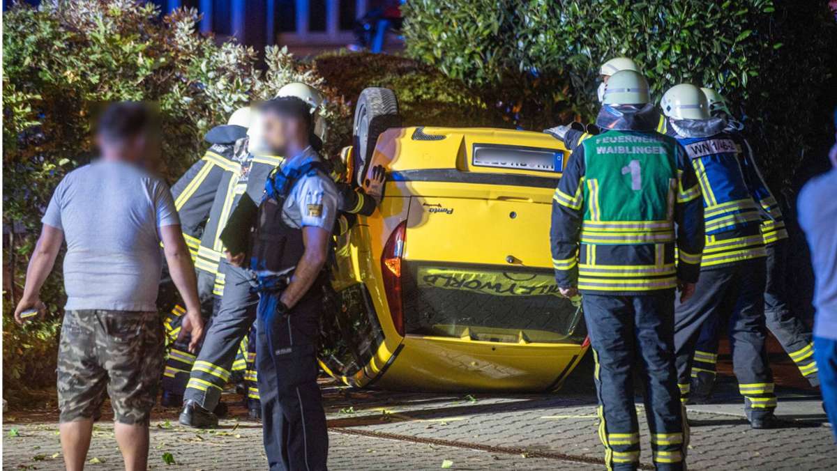 Zwei Verletzte in Waiblingen: Nächtlicher Unfall: Auto überschlägt sich