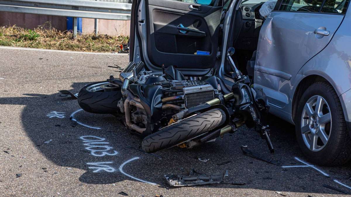 Unfall in Gemmrigheim: Autofahrerin bleibt auf Kreuzung stehen - mehrere Verletzte