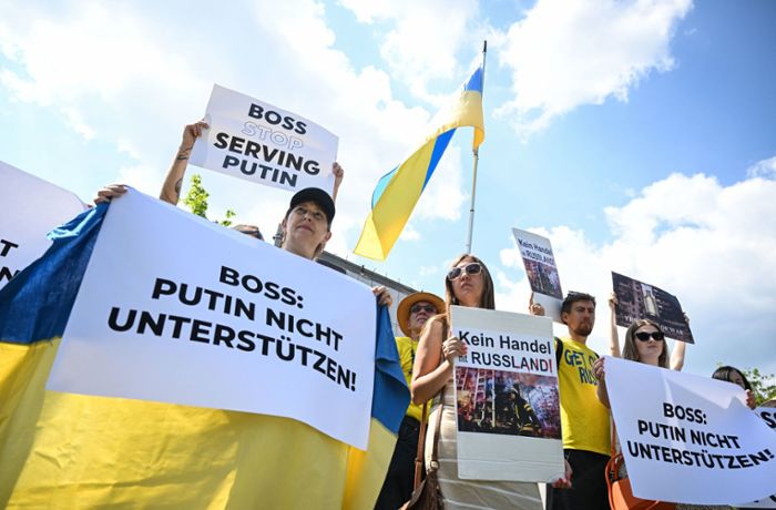 Demo vor Stuttgarter Tennisturnier: Aktivisten fordern Hugo Boss auf, Geschäfte mit Russland zu stoppen