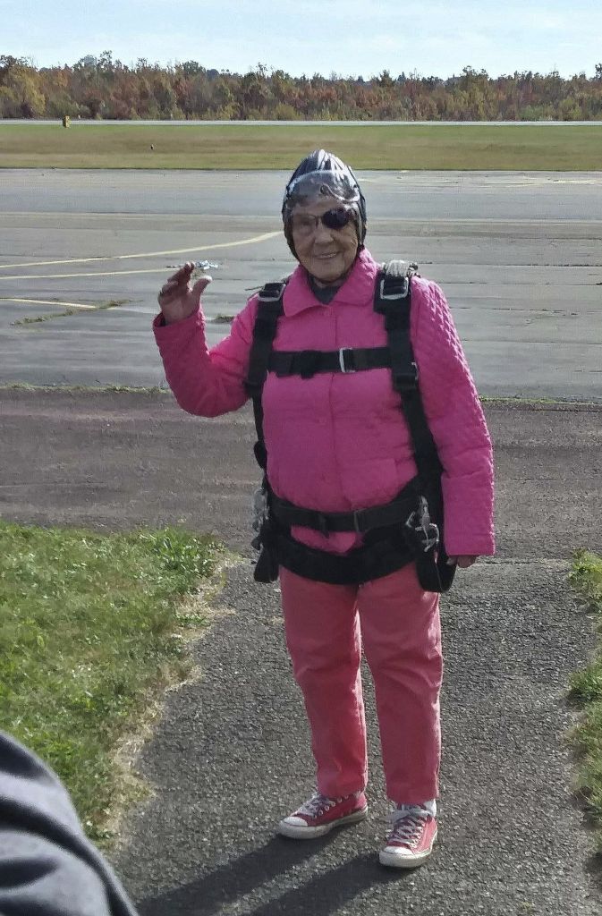 Eila Campbell vor ihrem Fallschirmsprung aus 3000 Metern Höhe.