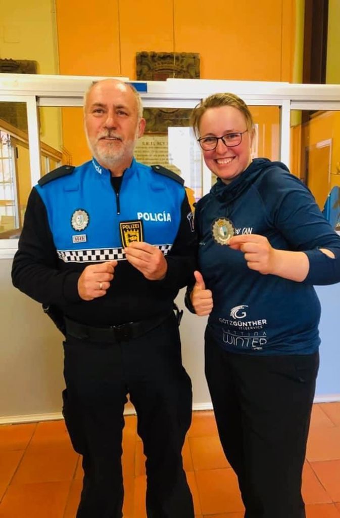 Mit einem spanischen Kollegen hat die Polizistin Julia Zimmermann ein Uniformabzeichen ausgetauscht.