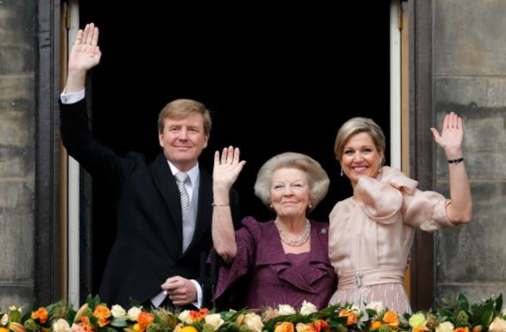 Der neue König Willem-Alexander, Königin Máxima und Prinzessin Beatrix grüßen auf dem Balkon des Amsterdamer Stadtpalasts die wartende Menge.