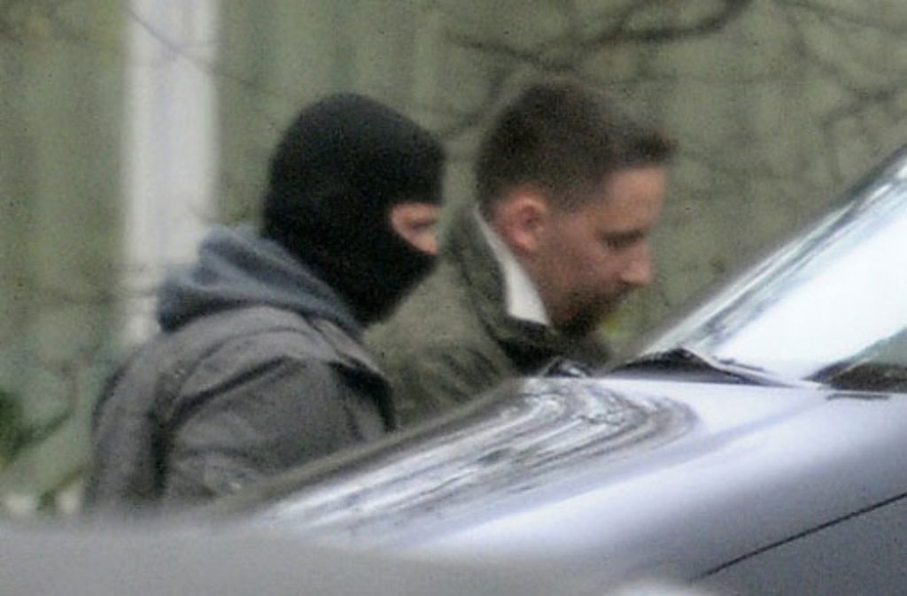 Ein Polizist führt in Karlsruhe den 36-jährigen mutmaßlichen Rechtsextremisten Ralf Wohlleben (re.) in das Gebäude des Bundesgerichtshofs.