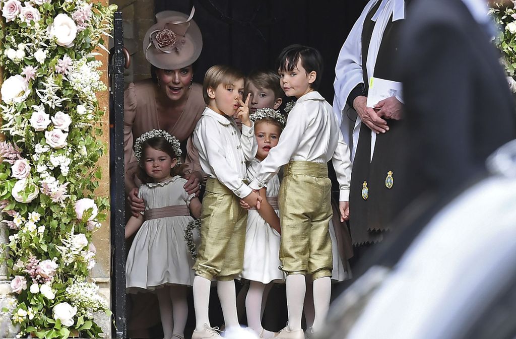 Ganz schön aufregend: Charlotte (links, mit Mama) als Blumenmädchen im Mai 2017 bei der Hochzeit ihrer Tante Pippa Middleton