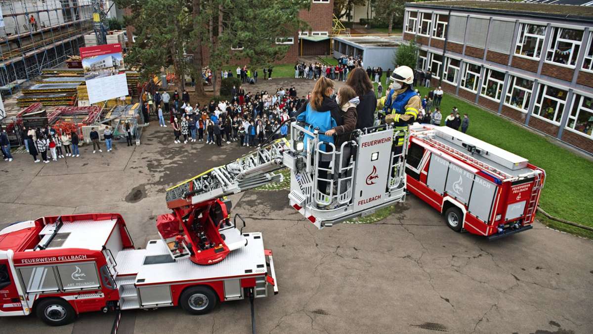  Mit der Fellbacher Feuerwehr organisiert die Auberlen-Realschule Fellbach eine Schulalarmübung unter echten Bedingungen. Und die Schüler sind ganz schön mutig. 
