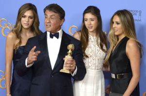 Die Töchter von US-Schauspieler Sylvester Stallone sind gemeinsam zur Miss Golden Globe 2017 gewählt worden: Sistine, Sophia und Scarlet Stallone. In unserer Galerie sehen Sie wer außerdem bei der Verleihung mit dabei war. Klicken Sie sich durch. Foto: EPA