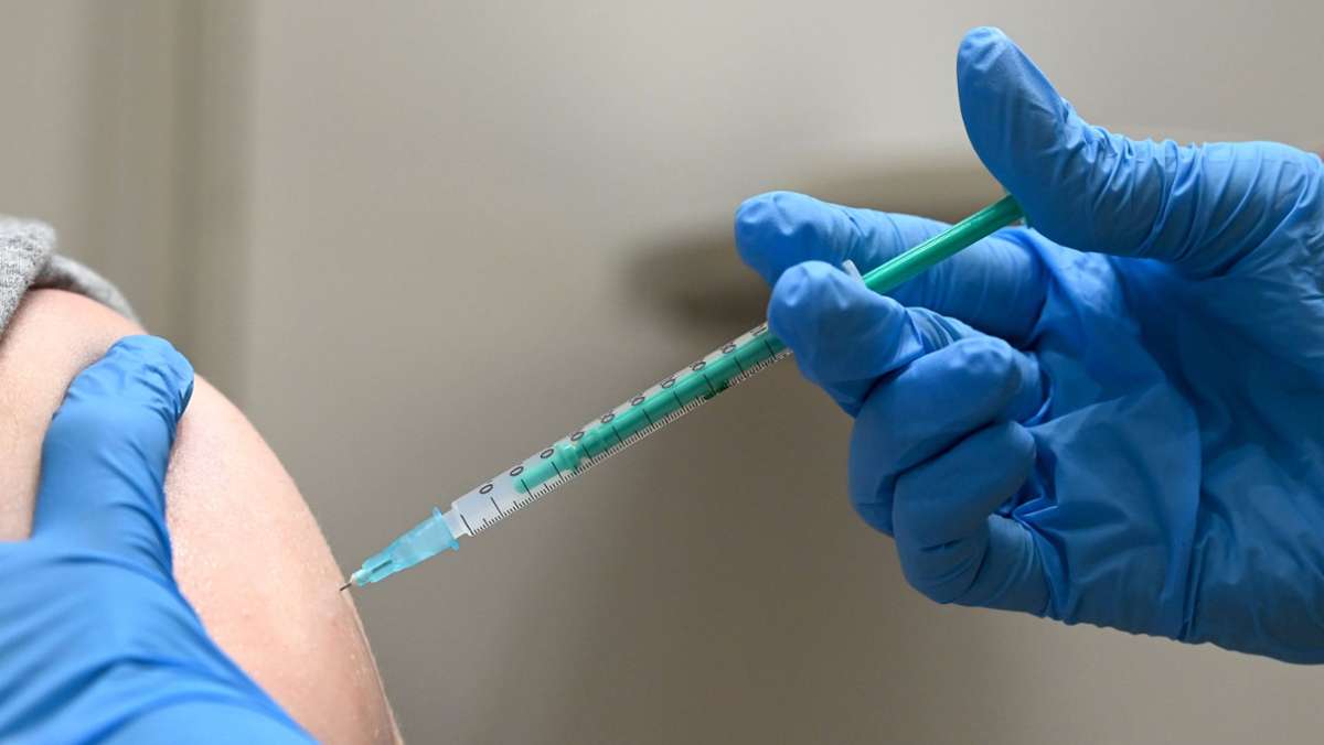  Das Paul-Ehrlich-Institut erwartet eine schnelle Zulassung eines modifizierten Corona-Impfstoffs der Hersteller Biontech und Moderna gegen die neue Omikron-Variante. 
