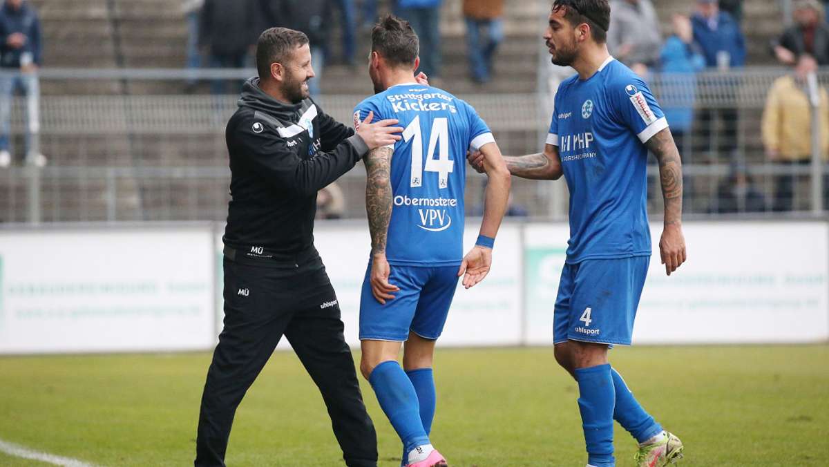  Die Stuttgarter Kickers müssen in der Fußball-Oberliga nach einer 3:0-Führung gegen den FC Nöttingen noch um den 3:2-Sieg zittern. Am Ende kommt viel Unruhe auf. 