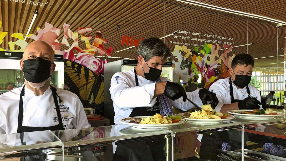  Jeweils ein Küchenteam von „Staigers Waldhorn“ in Plochingen und vom „Schwanen“ in Köngen kochen im Baden-Württemberg-Haus bei der Expo-Weltausstellung in den Vereinigten Arabischen Emiraten. 