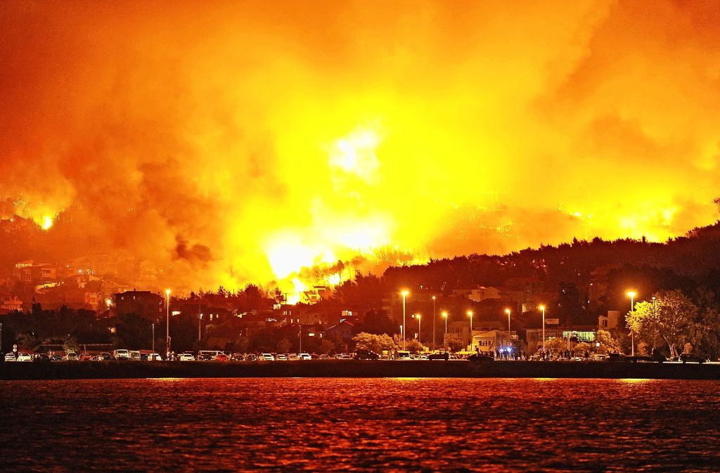 Flammendes Inferno: Waldbrände bei Split beleuchten die Stadt. Foto: dpa