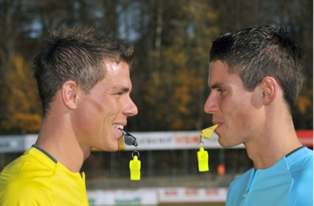 Dieses Bild von 2008 zeigt Michael Kempter und seinen Bruder Robert, der ebenfalls ein erfolgreicher Schiedsrichter ist, im Fußballstadion in Pfullendorf (Landkreis Sigmaringen).