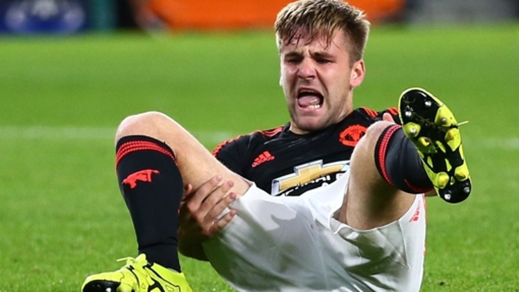  Hiobsbotschaft für den englischen Nationalspieler Luke Shaw: Im Champions-League-Spiel gegen Eindhoven hat sich der ManU-Star einen doppelten Schienbeinbruch zugezogen. Manchester verlor die Partie 1:2. 