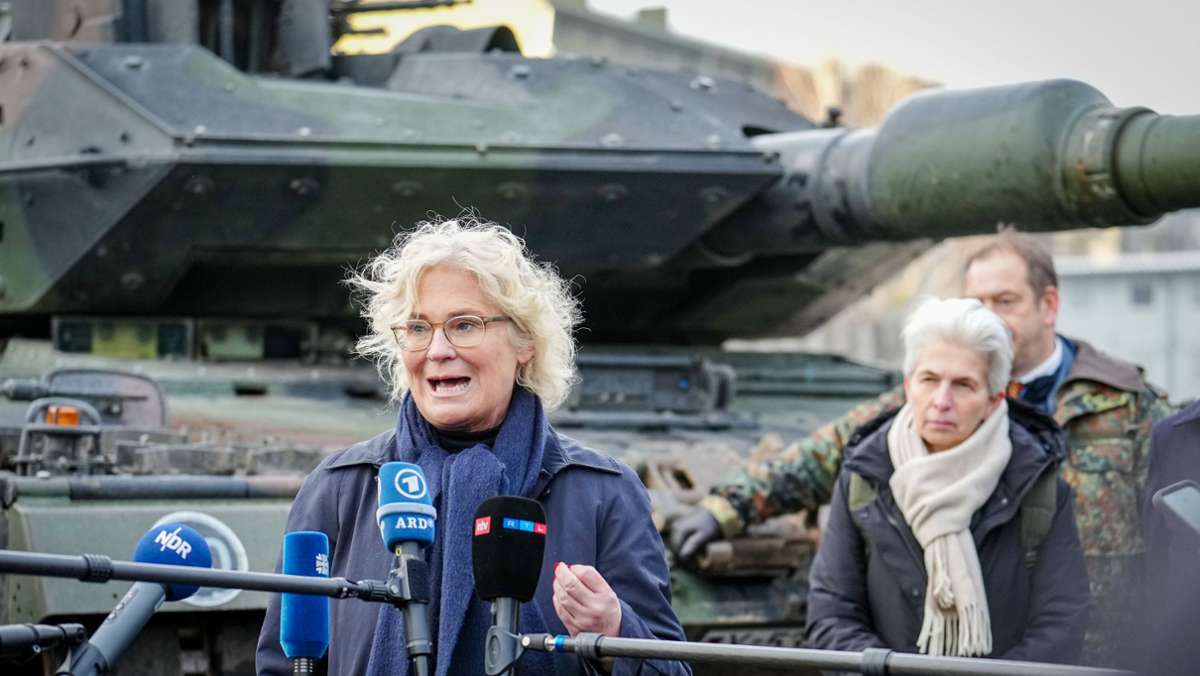  Verteidigungsministerin Christine Lambrecht will der Ukraine Militärhelme liefern. Das sagte die SPD-Politikerin am Mittwoch in Berlin den Mitgliedern des Verteidigungsausschusses. 