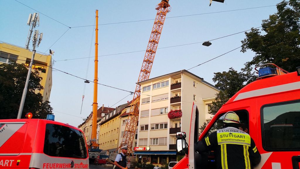 Stuttgart: Baukran kippt am Kernerplatz auf Gebäude – Wohnungen evakuiert