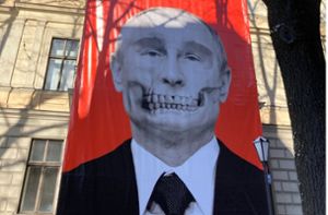 Großer Totenkopf-Putin blickt auf russische Botschaft