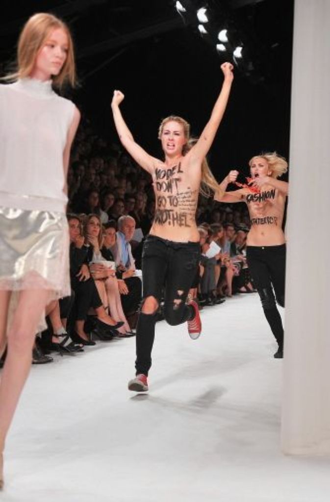 Femen-Frauen auf dem Fashion-Week-Laufsteg.