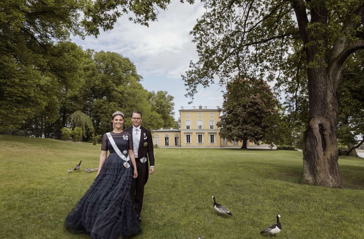 Zum zehnten Hochzeitstag hat das schwedische Königshaus neue offizielle Fotos des Paares veröffentlicht.