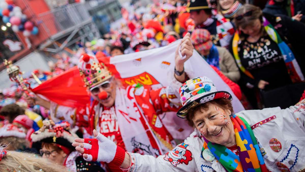  Auf den ersten Blick ist es ein Elfter im Elften wie vor der Corona-Pandemie: Dicht an dicht läuteten Jecken in der Karnevalshochburg Köln pünktlich um 11.11 Uhr die neue Session ein. 