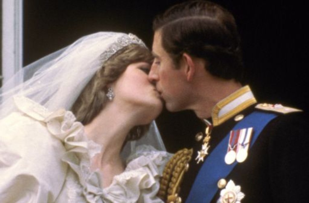 Trotzdem: Nichts im Vergleich zu DER Traumhochzeit schlechthin - der von Prince Charles und Diana im Juli 1981. Ja, wir wissen, dass die Ehe traurig endete, und dennoch: Dieser Kuss hat uns alle berührt!