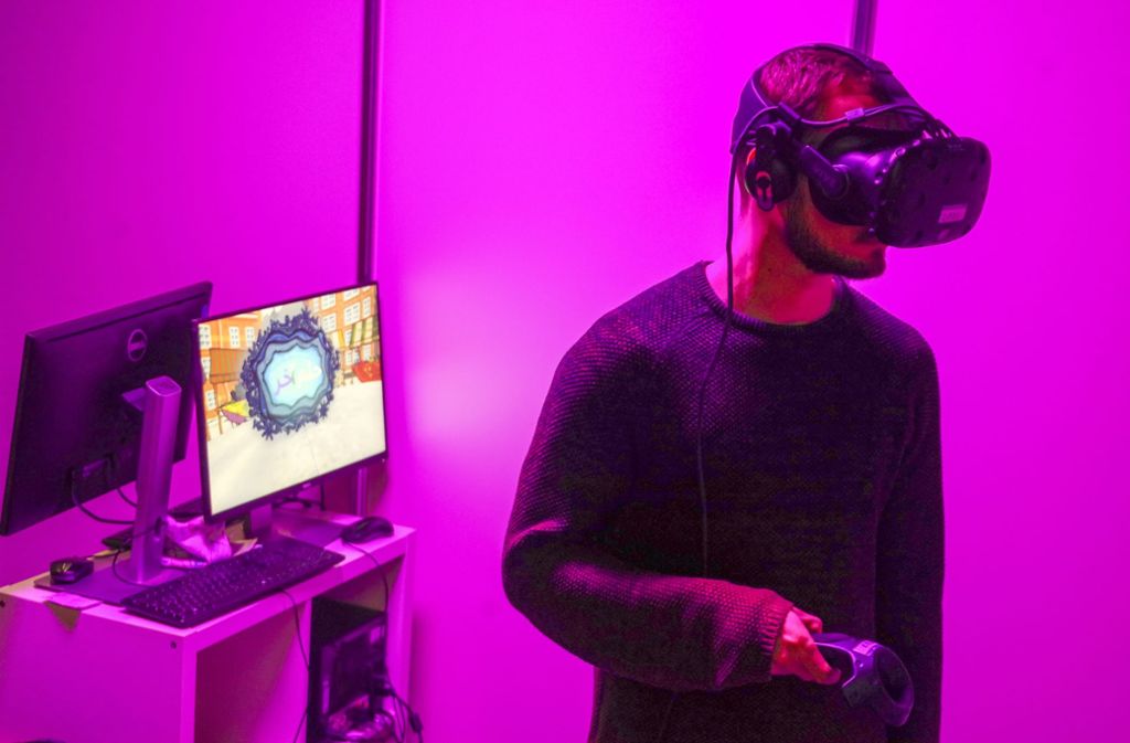Ein Mann in der VR Experience „Another Dream“.