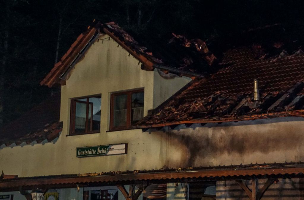 Gegen 21.45 Uhr hatte ein Autofahrer bemerkt, dass das an der Kreisstraße zwischen Rutesheim und Flacht gelegenen Schützenhaus in Flammen stand.