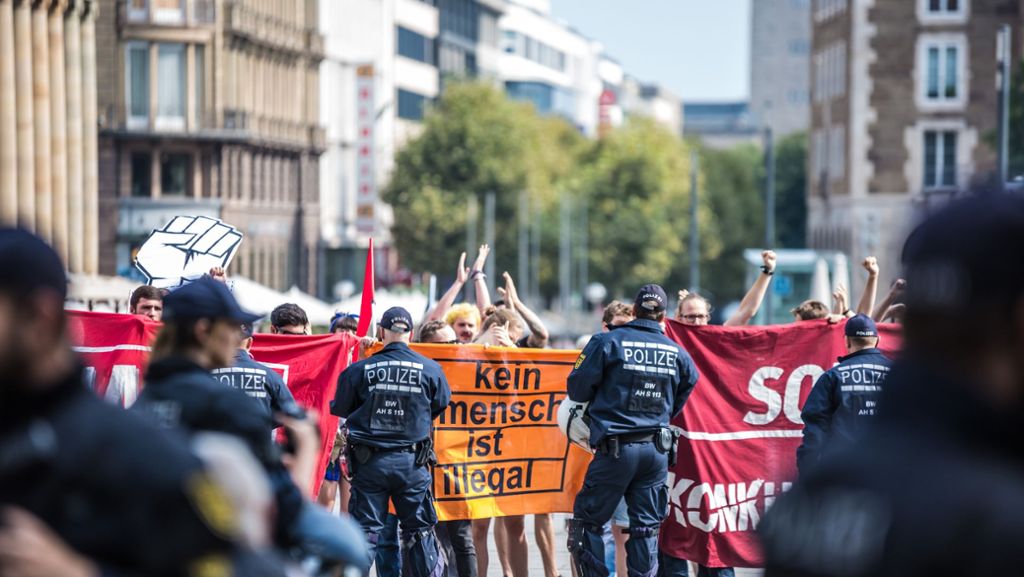 Das Verhalten der Polizei bei einer Identitären-Demo in Stuttgart gegenüber Journalisten ruft unterschiedliche Kritiker auf den Plan. Sie sehen durch solche Vorfälle die Pressefreiheit in Gefahr. Die Polizei weist die Vorwürfe zurück. 