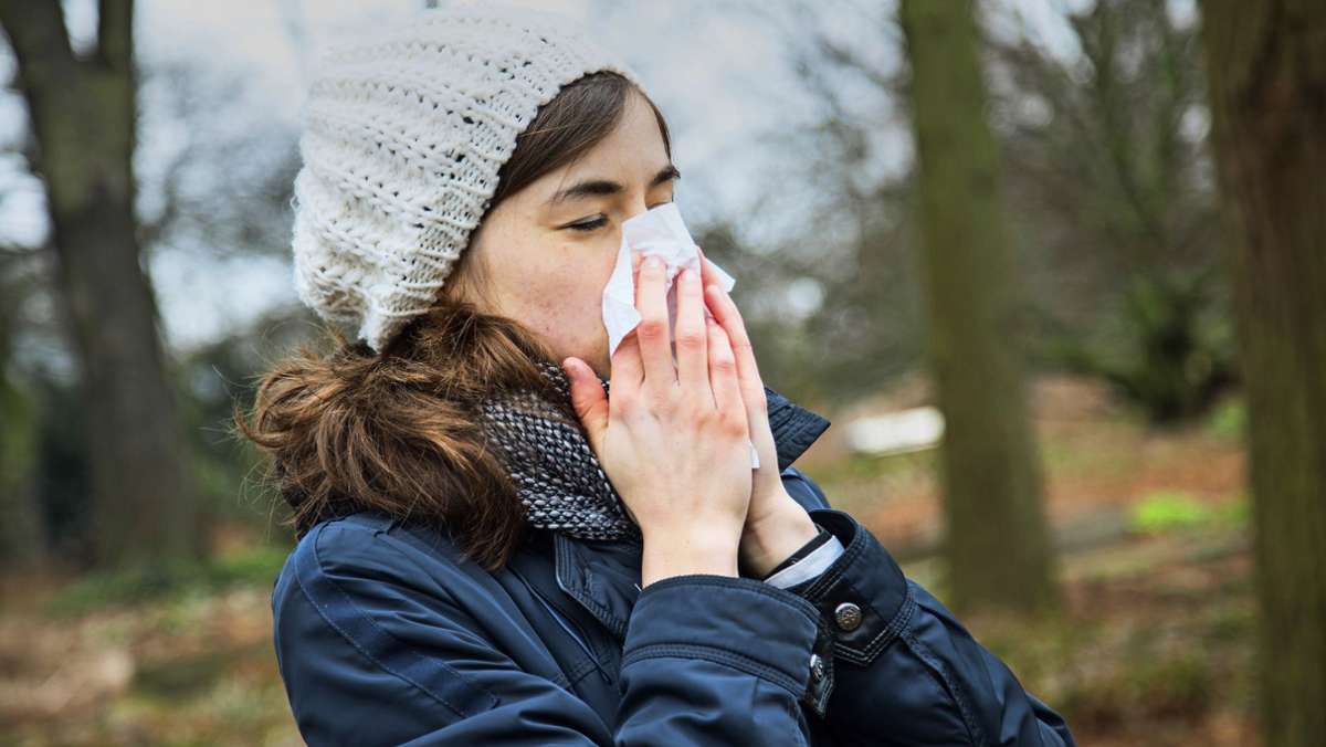  Der Termin für die Grippeimpfung steht kurz bevor und plötzlich kratzt der Hals und die Nase läuft. Wir klären auf, ob man trotz Erkältungssymptomen gegen Influenza geimpft werden kann. 