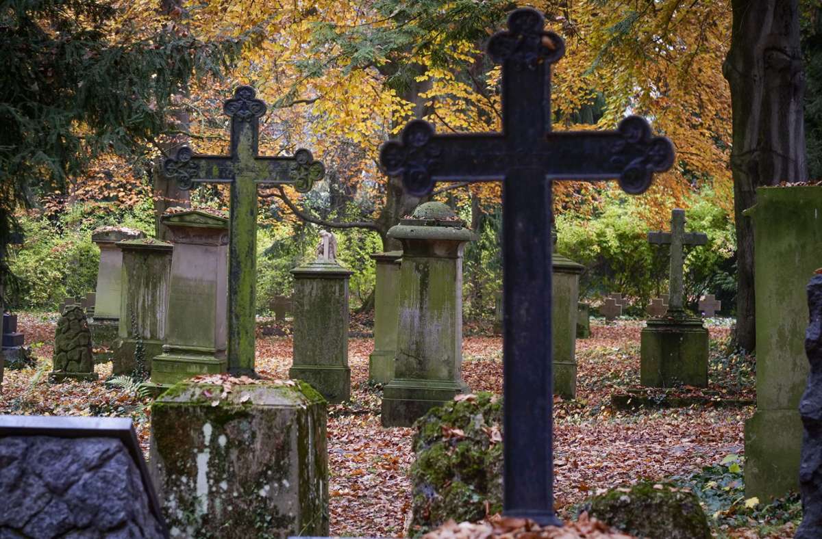Alter Friedhof Ludwigsburg: Viele bedeutende Persönlichkeiten fanden dort ihre letzte Ruhestätte, neben dem letzten württembergischen König, seinen beiden Ehefrauen und seinem Sohn ist dort der Schriftsteller David Friedrich Strauß (1808 bis 1874) beerdigt.