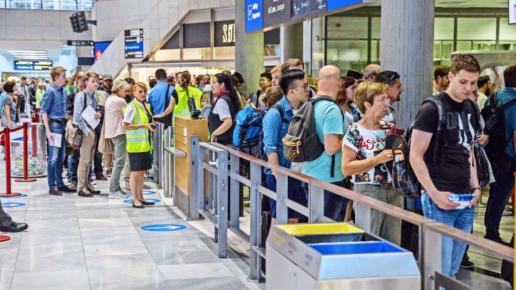 Maßnahmen in Stuttgart greifen offenbar: Flughafen verkraftet erste Reisewelle gut