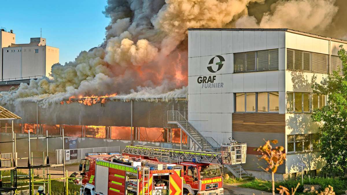 Feuerdrama in Horb: Große Rauchwolke: Holz-Firma steht lichterloh in Flammen