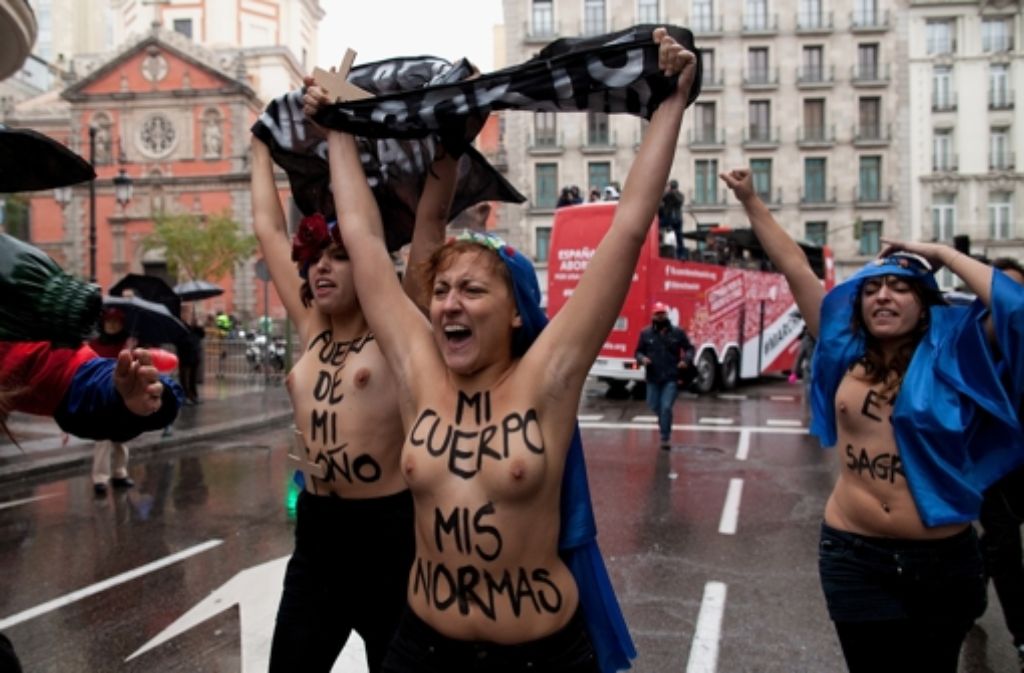 17. November 2013: Femen-Aktivistinnen zeigen ihren nackten Unmut in Madrid gegen die geplante Verschärfung des Abtreibungsrechts in Spanien.