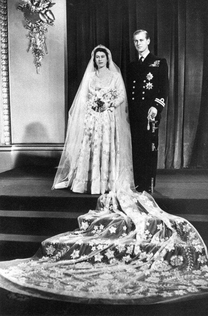 Schon als Dreizehnjährige ist es um Prinzessin Elizabeth geschehen, als sie 1939 den fünf Jahre älteren Philip von Battenberg das erste Mal erblickt. Dass ihre Prinzessin einen Adligen mit deutschen Wurzeln heiratet - und das gerade einmal zwei Jahre nach dem Krieg -, ...
