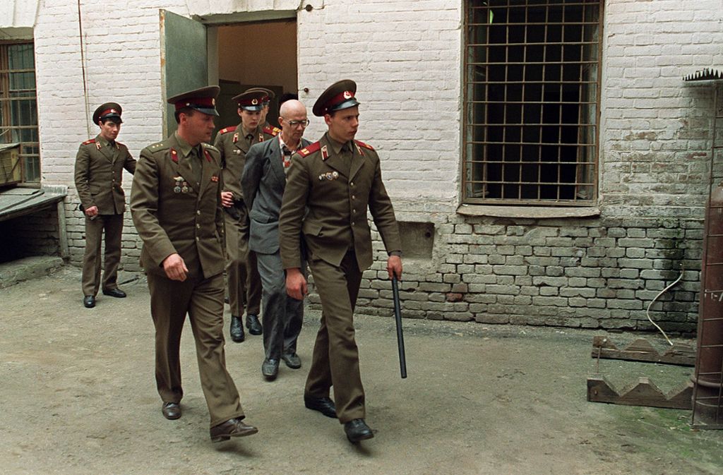 21. April 1992: Tschikatilo wird von der Miliz zum Gerichtsgebäude eskortiert.