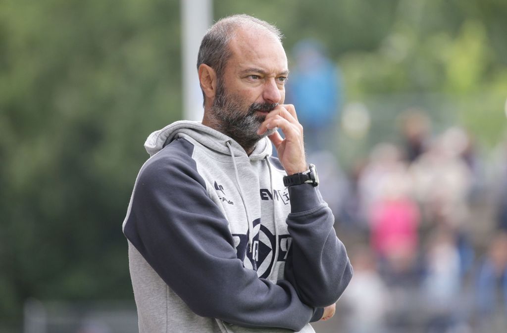 Ein nachdenklicher Trainer des Göppinger SV, Gianni Coveli