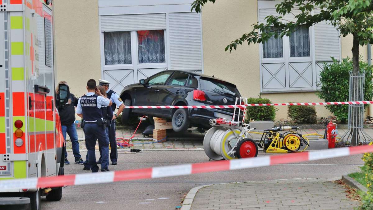 Unfall in Altbach: Frau und kleiner Junge auf Gehweg von Auto erfasst – Schwerste Verletzungen
