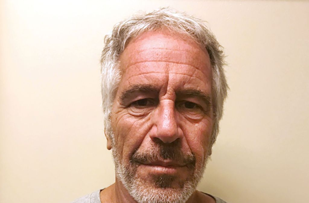 Epstein galt als gut vernetzt, Prominente gingen bei ihm ein und aus. Er und seine Lebensgefährtin Ghislaine Maxwell standen unter Verdacht, minderjährige Mädchen für einen illegalen Sexhandelsring zu rekrutieren.